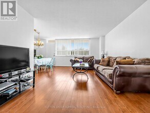 130 Neptune Dr in Toronto, ON - Building Photo - Building Photo