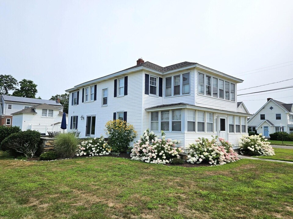 422 Maple Ave in Old Saybrook, CT - Building Photo