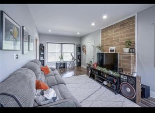 property at 952 E 34th St