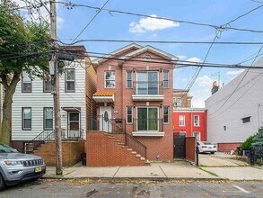 43 Manhattan Ave in Jersey City, NJ - Building Photo - Building Photo