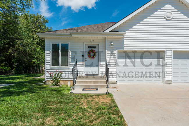 308 W 3rd Ave in El Dorado, KS - Foto de edificio - Building Photo