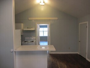 1360 Fish Hatchery Rd in Huntsville, TX - Foto de edificio - Building Photo