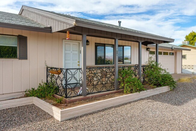 property at 912 S 6th St