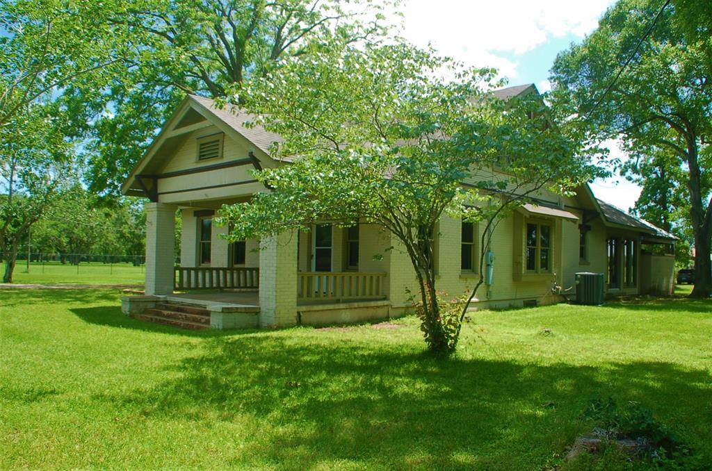 7005 Commerce St in Wallis, TX - Building Photo