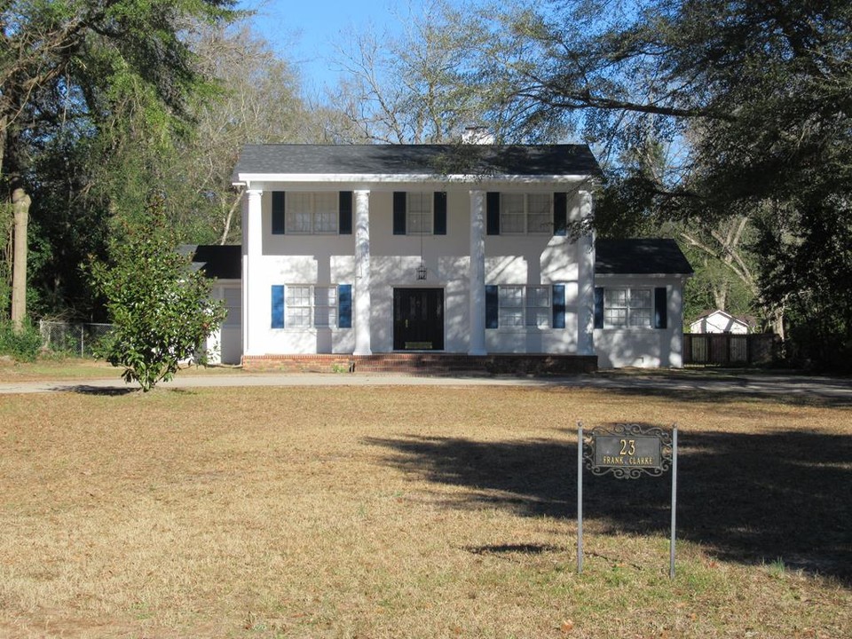 23 Frank Clarke St in Sumter, SC - Foto de edificio