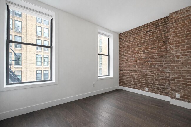 346 W 52nd St, Unit 4D in New York, NY - Building Photo - Building Photo