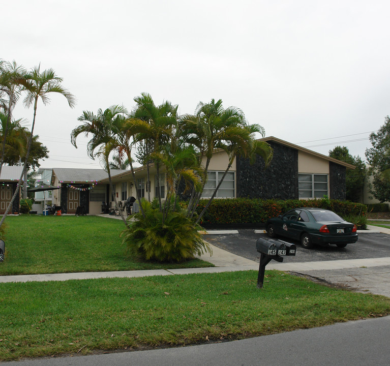 239-249 SE 1st St in Dania Beach, FL - Building Photo