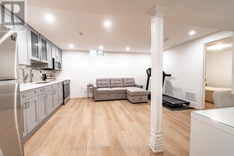 176 William Roe Blvd in Newmarket, ON - Building Photo - Building Photo