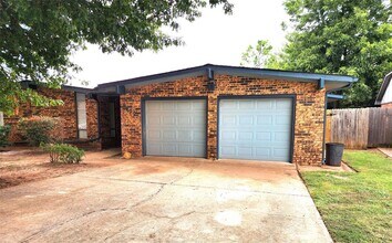 6200 N College St in Warr Acres, OK - Building Photo - Building Photo