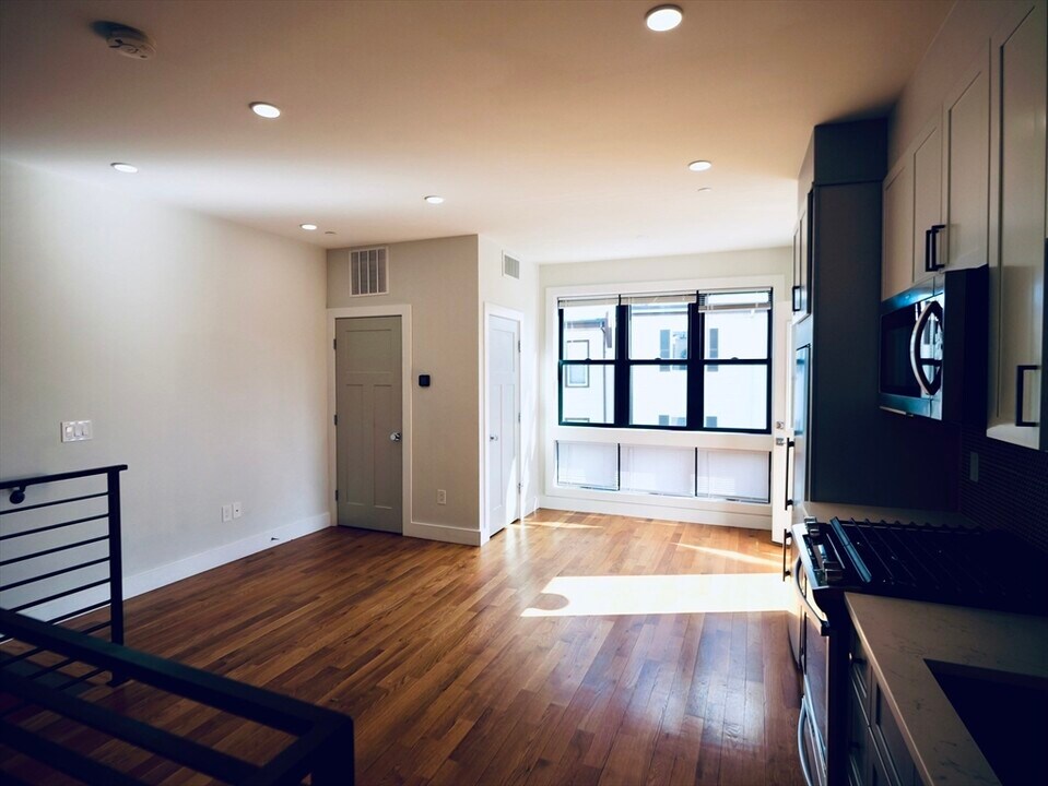 181 Bennington St, Unit 3 in Boston, MA - Building Photo