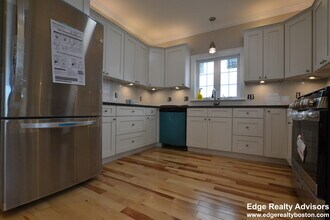 160 Bigelow St in Boston, MA - Foto de edificio - Building Photo