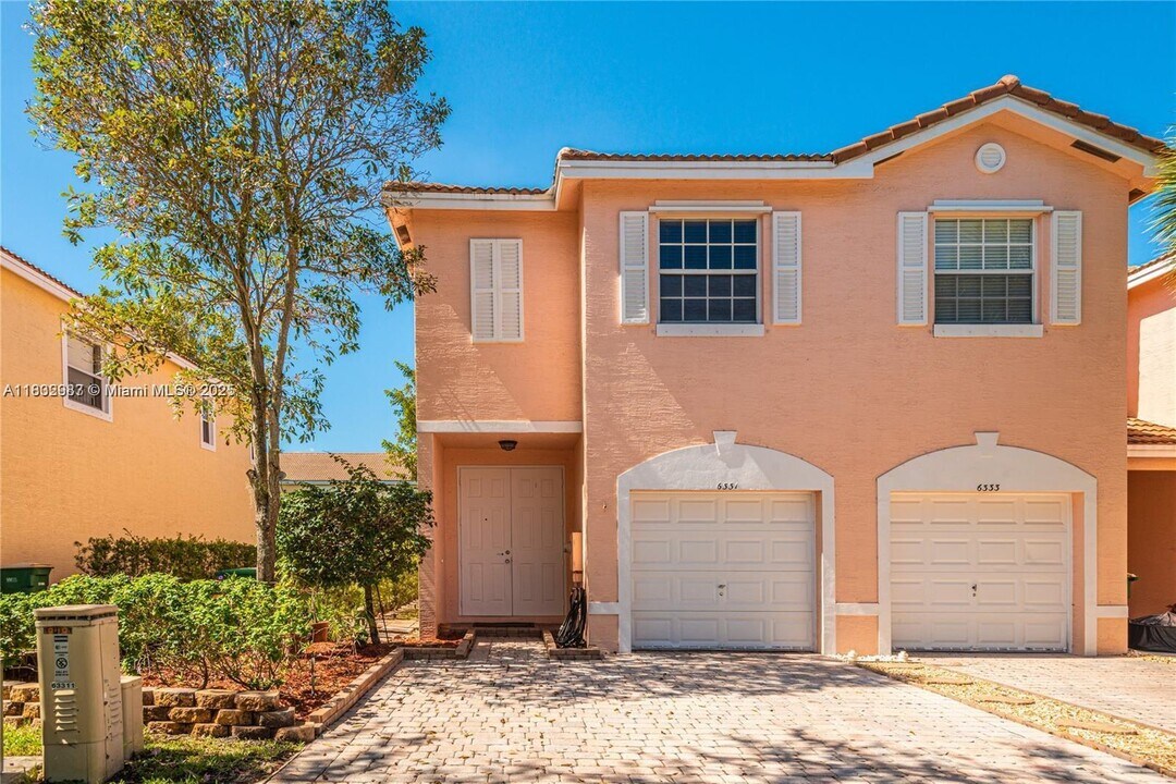 6331 Landings Terrace in Tamarac, FL - Building Photo