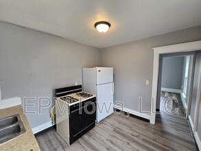 914 W 2nd St in Waterloo, IA - Building Photo - Building Photo