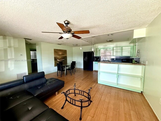 11460 NW 37th St in Sunrise, FL - Building Photo - Building Photo