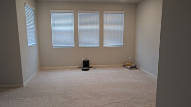 3923 SE 70th Ave in Hillsboro, OR - Foto de edificio - Building Photo