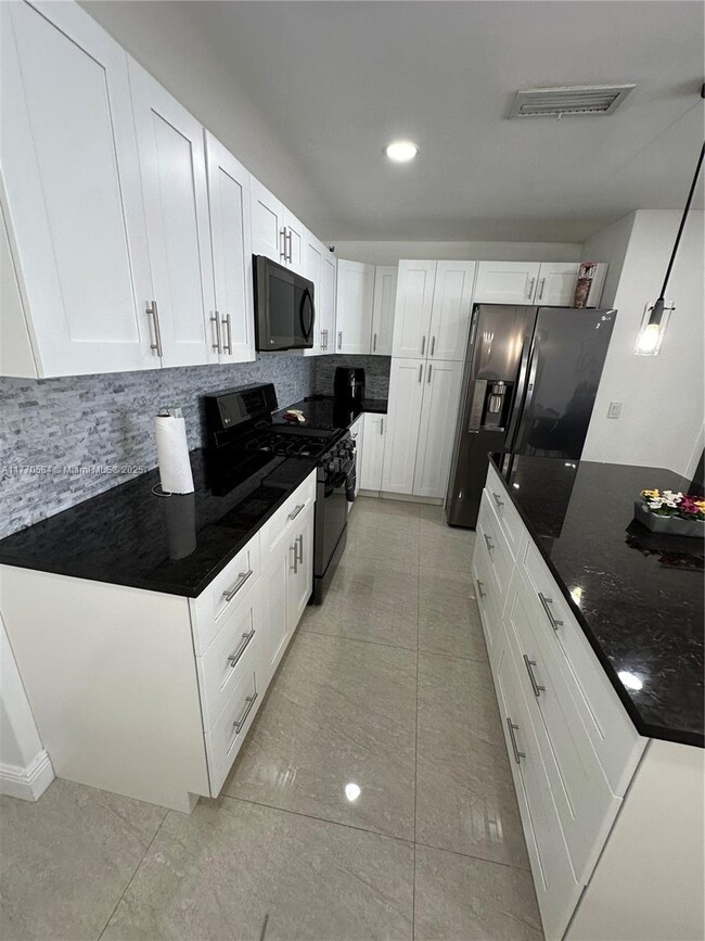 12010 NW 33rd St in Sunrise, FL - Building Photo - Building Photo