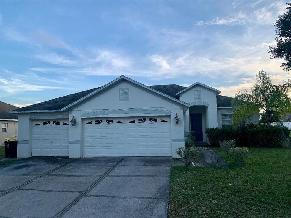 2454 Hamlet Cir in Lakeland, FL - Foto de edificio
