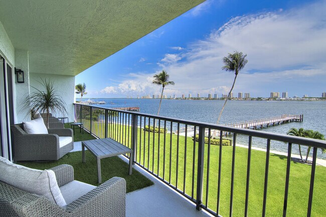3040 Lake Shore Dr in Riviera Beach, FL - Building Photo - Building Photo