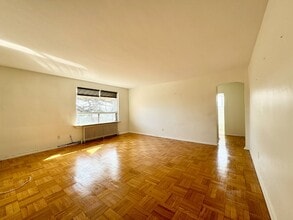 2696 Lake Shore Blvd W in Toronto, ON - Building Photo - Building Photo