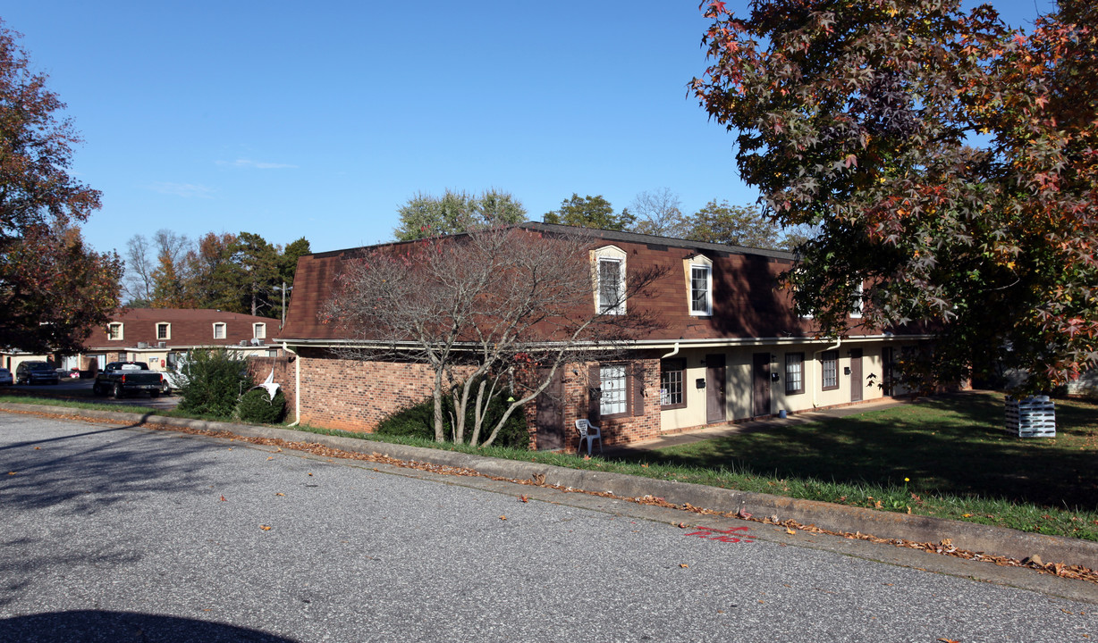 373 14th Ave NE in Hickory, NC - Building Photo