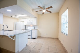 Lakeshore Apartments in St. Petersburg, FL - Building Photo - Interior Photo
