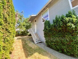 910 6th St South in Kirkland, WA - Building Photo