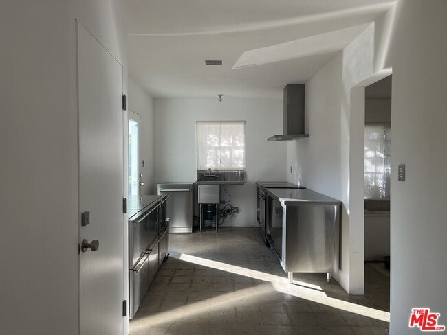 17601 Cohasset St in Los Angeles, CA - Building Photo - Building Photo