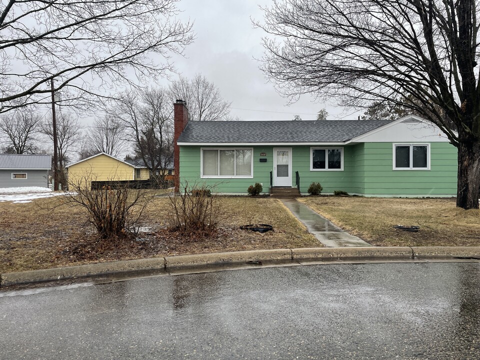 1819 Beltrami Ct NW in Bemidji, MN - Foto de edificio