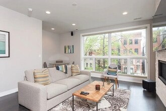 942 W Montana St in Chicago, IL - Building Photo - Building Photo