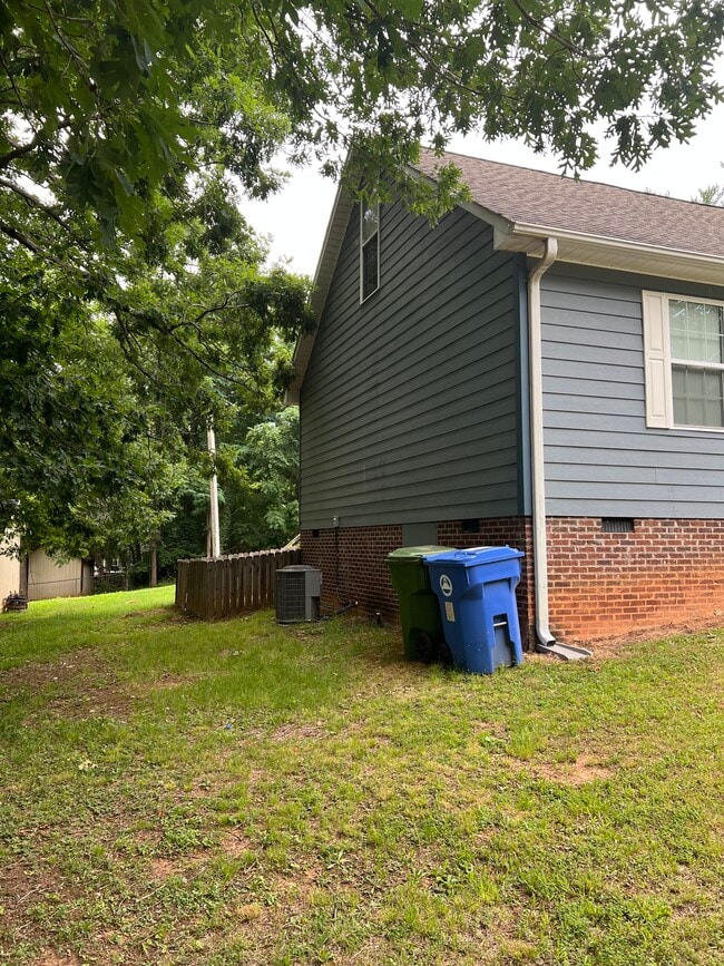 20 Enka Pine St in Candler, NC - Building Photo - Building Photo