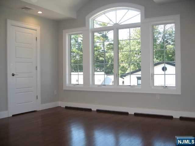818 Jassamine Way in Fort Lee, NJ - Foto de edificio - Building Photo