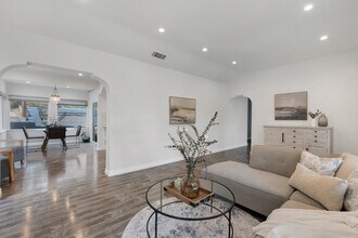 19419 Oxnard St in Tarzana, CA - Building Photo - Building Photo