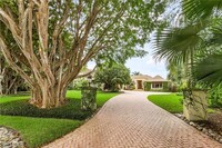 950 Galleon Dr in Naples, FL - Foto de edificio - Building Photo