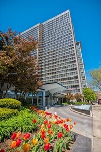 3550 N Lake Shore Dr, Unit 1711 in Chicago, IL - Foto de edificio - Building Photo