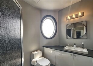 8 Dufferin Rue in Hampstead, QC - Building Photo - Building Photo