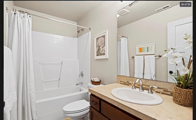 15630 31st Pl W, Unit Bed room 1 in Lynnwood, WA - Foto de edificio - Building Photo