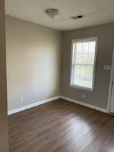 1004 Caroline Dr in Oak Grove, KY - Foto de edificio - Building Photo