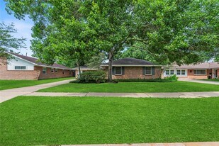 6110 Shadow Crest St in Houston, TX - Building Photo