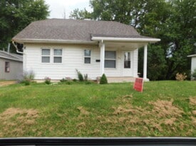 230 W Summit St in Freeport, IL - Building Photo