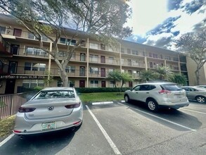 801 SW 133rd Ter, Unit 105k in Pembroke Pines, FL - Foto de edificio - Building Photo