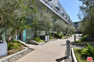 11500 Tennessee Ave in Los Angeles, CA - Building Photo - Building Photo