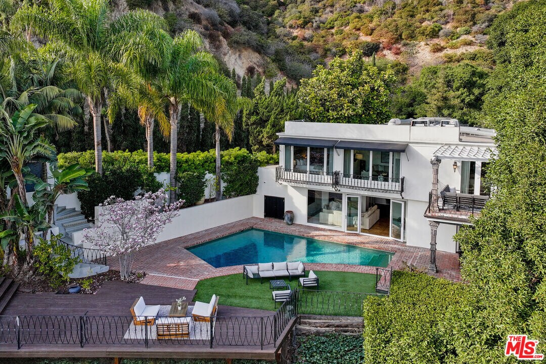 8828 Thrasher Ave in Los Angeles, CA - Foto de edificio