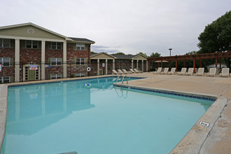 Columbia Crossing in Columbia, MO - Foto de edificio - Building Photo