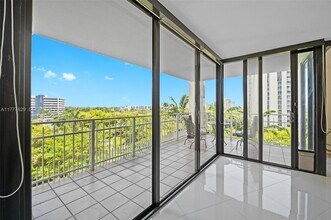 2000 Towerside Terrace in Miami, FL - Foto de edificio - Building Photo