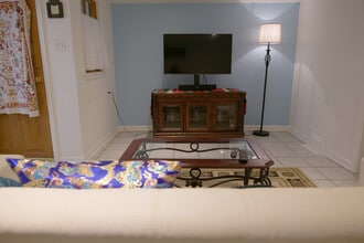 7302 Panola St, Unit Uptown Apartment in New Orleans, LA - Foto de edificio - Building Photo