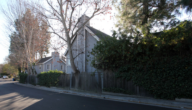 4530 Whitsett Ave in Studio City, CA - Foto de edificio - Building Photo