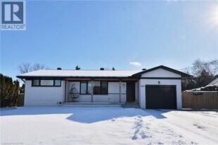 664 Hiawatha Blvd in Hamilton, ON - Building Photo