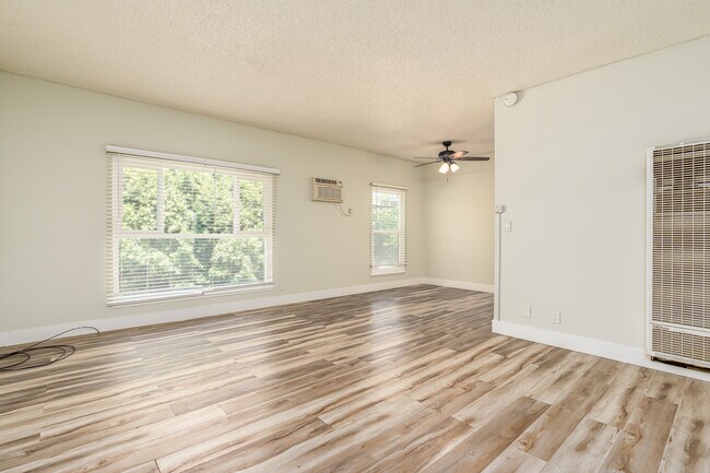 10560 Haddon Ave in Pacoima, CA - Foto de edificio - Interior Photo