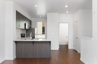 17th Place Townhomes in Bakersfield, CA - Foto de edificio - Building Photo