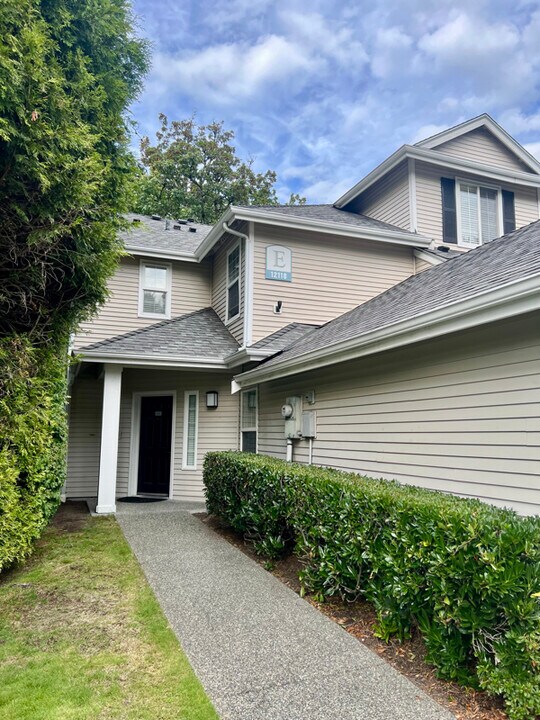 12118 NE 171st Pl in Bothell, WA - Building Photo
